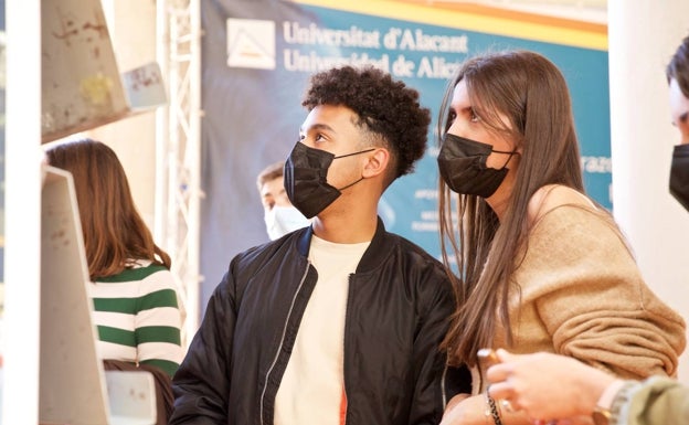 La UA recomienda a los alumnos el uso de la mascarilla en interiores