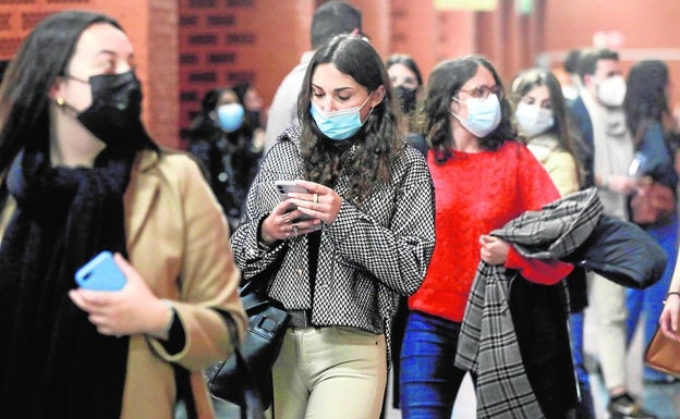 La Universitat de València se queda sola en la exigencia de usar mascarilla en las aulas