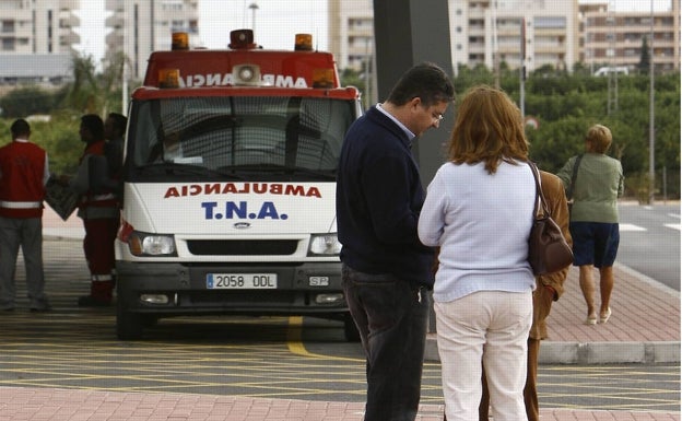 El Colegio de Médicos de Alicante exige a Sanidad subsanar la «sobrecarga asistencial» en Urgencias de Torrevieja