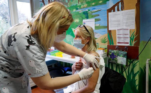 Un estudio desvela qué vacunados tienen un mayor riesgo de reinfección por Covid