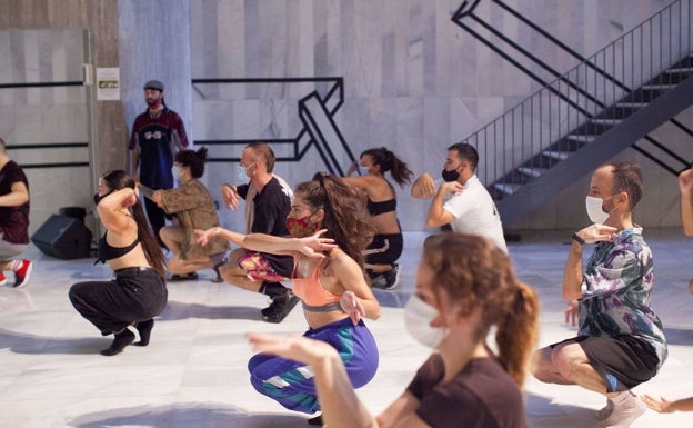 De una verbena popular a un maratón de bailes y 'perreo', el Día de la Danza se expande por Valencia