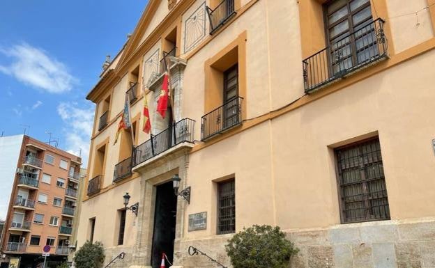 Polémica en Paterna por iluminar el ayuntamiento con los colores de la bandera de la República