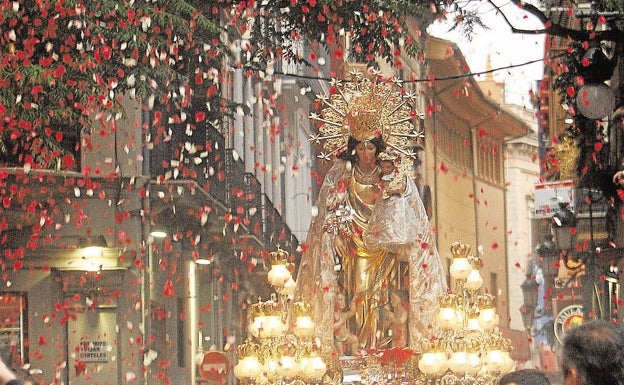 Fiesta de la Virgen de los Desamparados de Valencia 2022: día y hora del traslado, procesión y besamanos