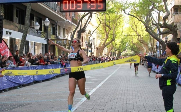 Cristina Roselló gana el duelo con Mª Isabel Ferrer en la Volta a Peu Dénia 2022