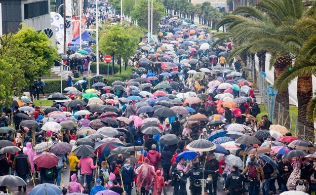 100.000 personas caminan bajo la lluvia en la romería de la Santa Faz