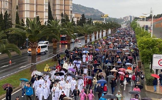 La lluvia no frena la ilusión y devoción de los alicantinos por la Santa Faz