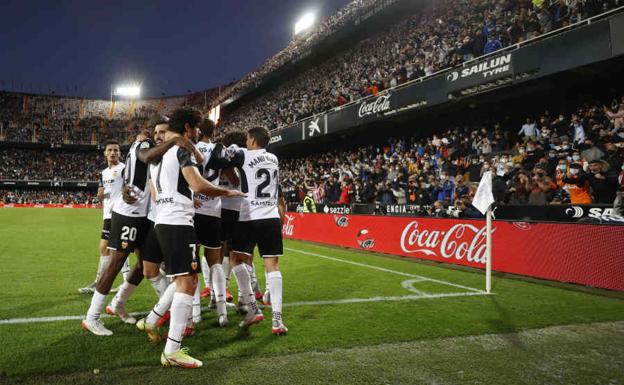 El árbitro del Valencia-Levante en Mestalla y en el VAR: expulsiones y victorias para todos