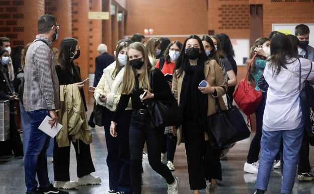 La Universitat rectifica y retira ahora la obligatoriedad de las mascarillas en las aulas