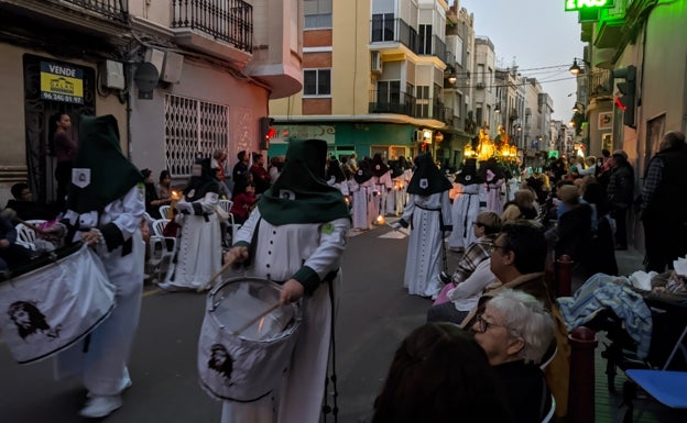 Tres décadas de pasión por el tambor y el bombo en Alzira