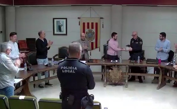 Albaida reconoce la labor del jefe de la Policía Local tras su jubilación después de 41 años de servicio