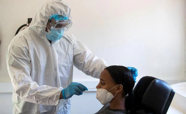 Los trabajadores de la salud realizan una prueba de PCR.