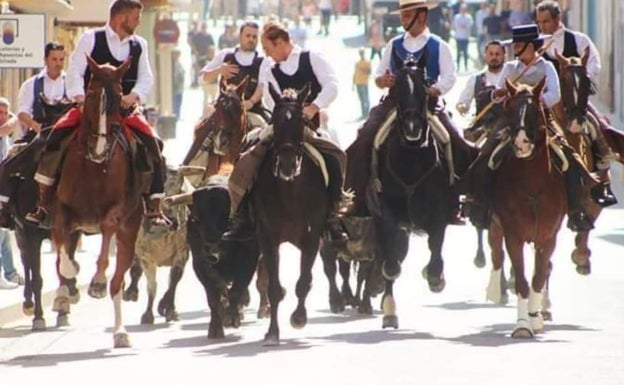 La entrada de toros a caballo de Cheste, 141 años de tradición