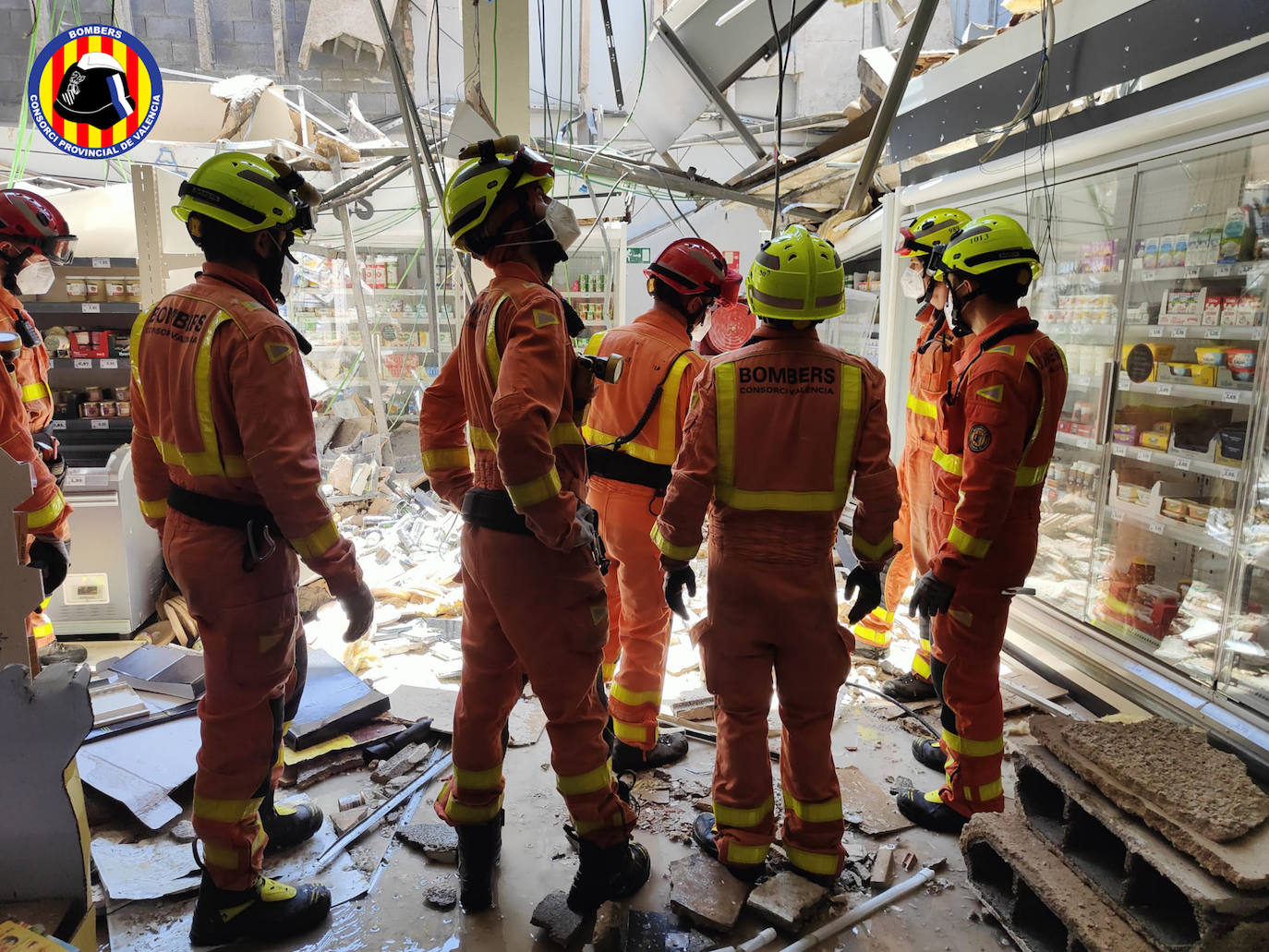 Caen 20 metros de la cubierta de un supermercado de Gandia sin dejar heridos