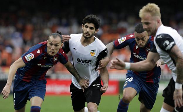 Salvan la vida a Santi, un niño de 6 años que se atragantó con un chupachups en el derbi Valencia-Levante