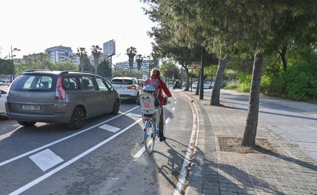 Valencia estrena un nuevo carril bici en una de sus grandes avenidas