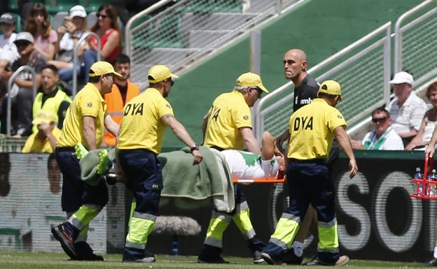 El defensa del Elche Pedro Bigas recibe el alta hospitalaria tras el choque con Budimir