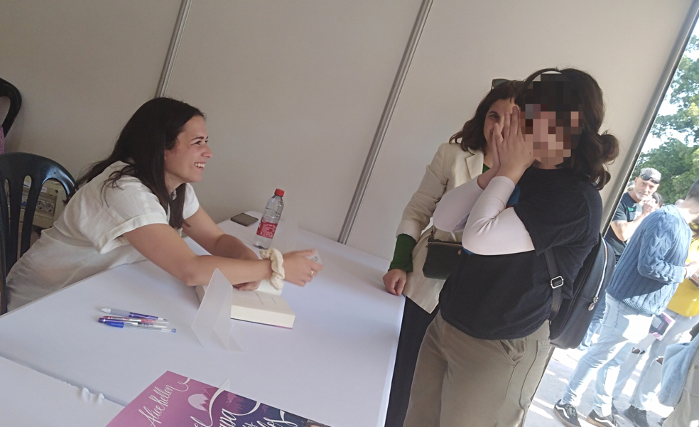 Furor en la Feria del Libro de Valencia con Alice Kellen: «Yo quiero ser como ella»