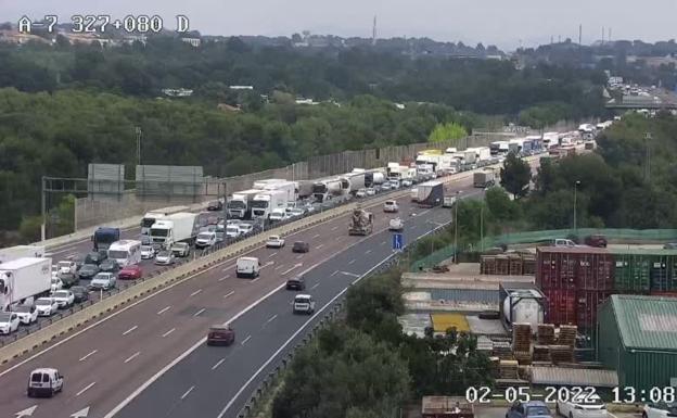 Un accidente colapsa el tráfico en el by-pass con un atasco kilométrico