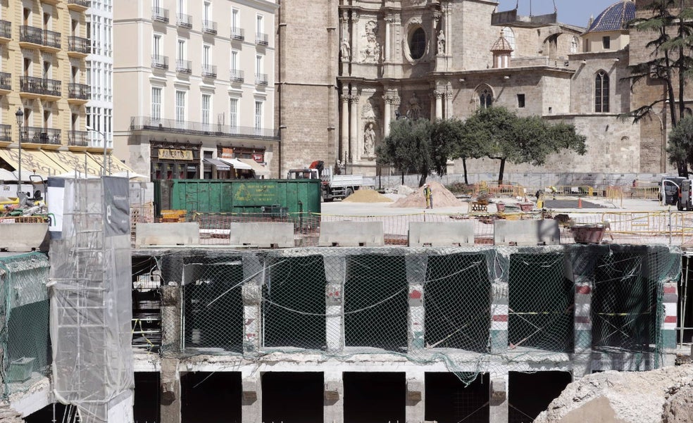 La EMT se quedará los aparcamientos de la plaza de la Reina y Juan de Vilarrasa