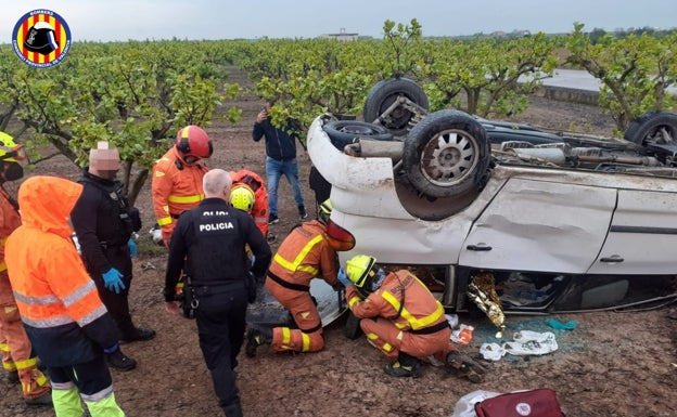 Rescatan a dos personas atrapadas en un vehículo en Alginet