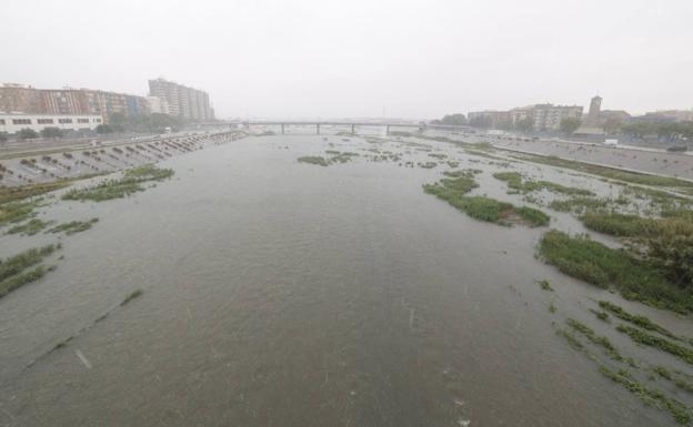 Bomberos y Policía atienden cerca de 200 emergencias por la tromba de agua en Valencia y municipios cercanos