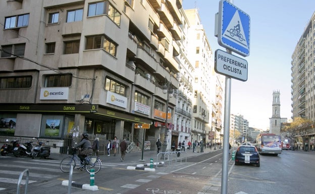 La señal inventada para el anillo ciclista de Valencia lleva cinco años sin homologar