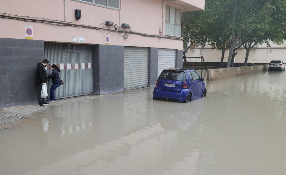 El temporal remite tras inundar comercios, arrastrar vehículos y dejar a 30.000 alumnos sin clase