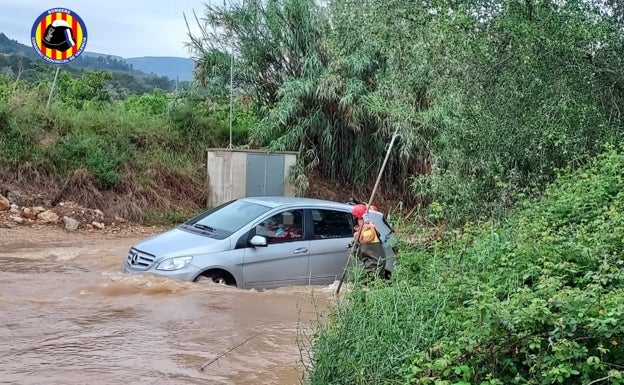 El temporal deja decenas de caminos cortados, rescates y árboles y muros caídos en la Ribera