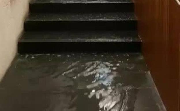 Inundaciones en el Palau de la Música: se forma una cascada de agua en el edificio