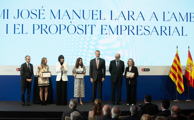 El Rey entrega el premio José Manuel Lara a la científica Pilar Mateo