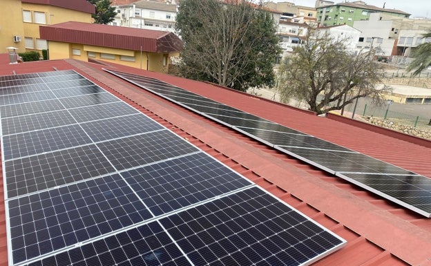 La Pobla del Duc invierte 25.000 euros en la instalación placas fotovoltaicas de autoconsumo para el colegio público