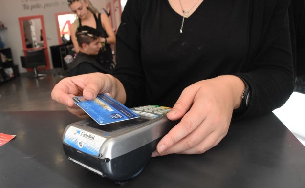 Detienen a una mujer en Alcoi por estafar más de 10.000 euros con una tarjeta de crédito robada