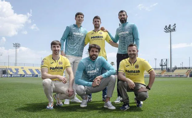 Los futbolistas del submarino amarillo presentan la sexta edición del torneo de pilota 'Trofeu Villarreal CF'