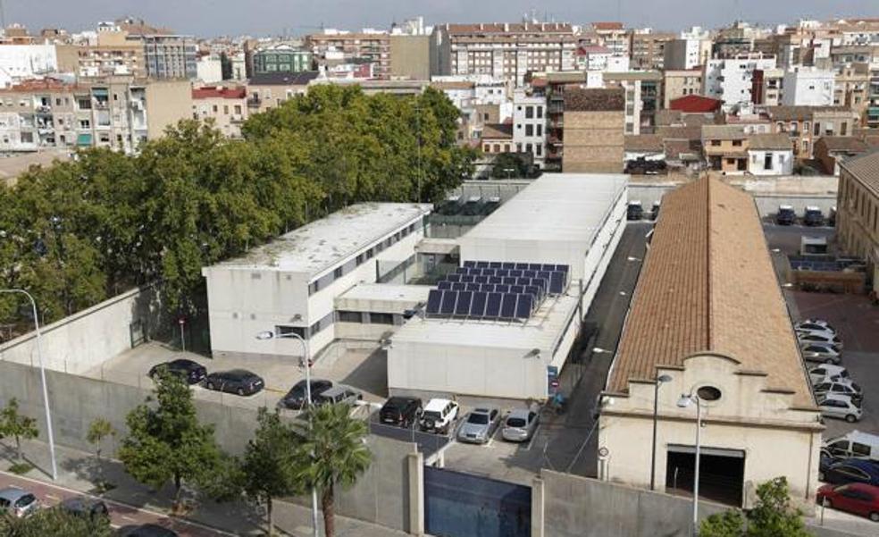 Detenidos por lanzar droga al CIE de Zapadores desde la calle