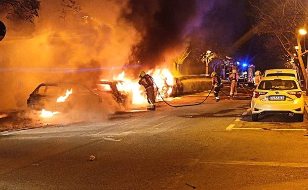 Cuatro coches quedan calcinados en un incendio de madrugada en Alicante