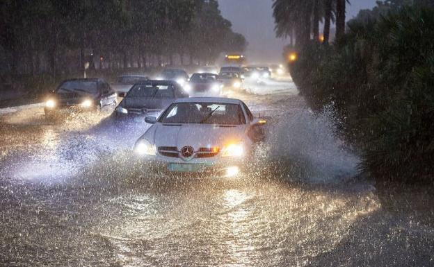 Las carreteras cortadas en Valencia y Alicante hoy por las lluvias