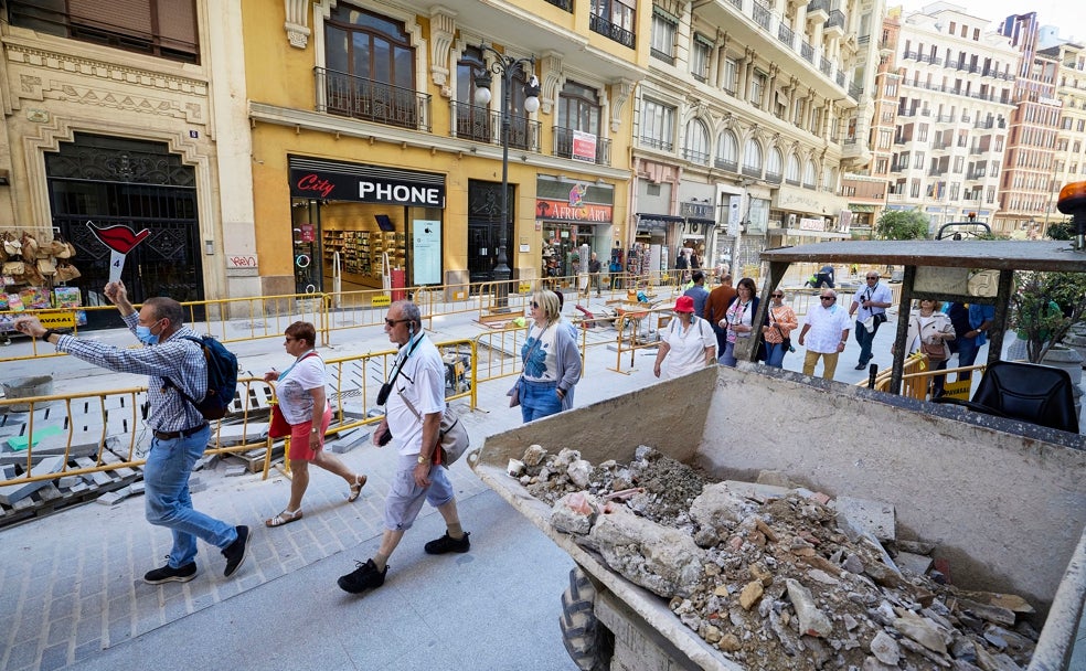 Cruceristas entre trincheras en las calles de Valencia