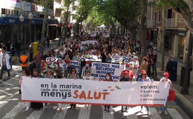 Centenares de personas se manifiestan por tercer día en Dénia para exigir más personal sanitario