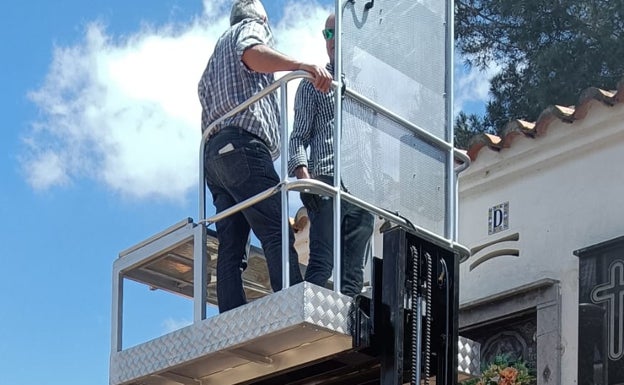 El Real de Gandia compra un portaféretros para facilitar los enterramientos