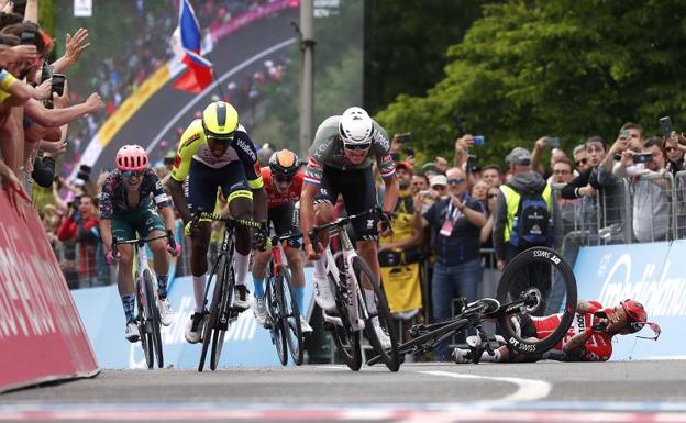 Van der Poel se enfunda la primera maglia rosa del Giro