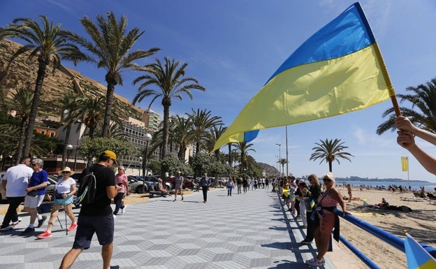 Una cadena humana en El Postiguet contra la guerra de Ucrania