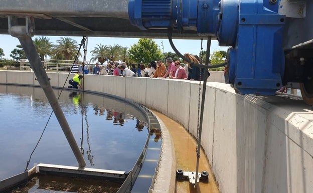 Vecinos de Alcàsser visitan la depuradora del Alacantí-Nord para conocer su funcionamiento