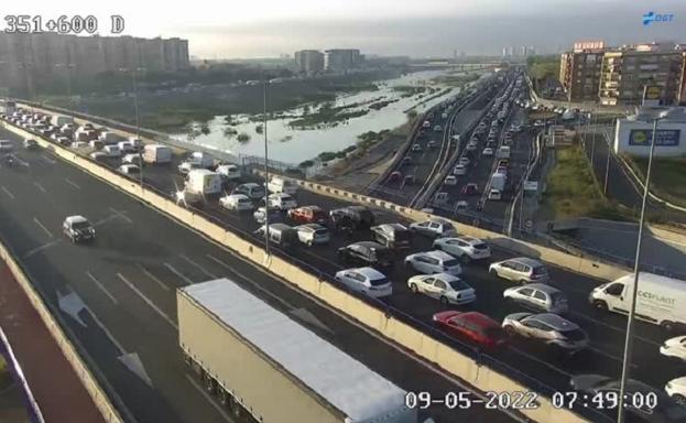 Dos accidentes y más de 30 kilómetros de atascos en los accesos a Valencia