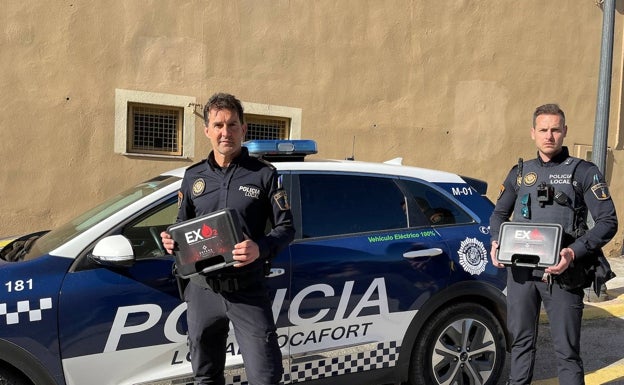 Los agentes de policía de Rocafort los primeros de España en vestir polos reciclados de botellas de plástico