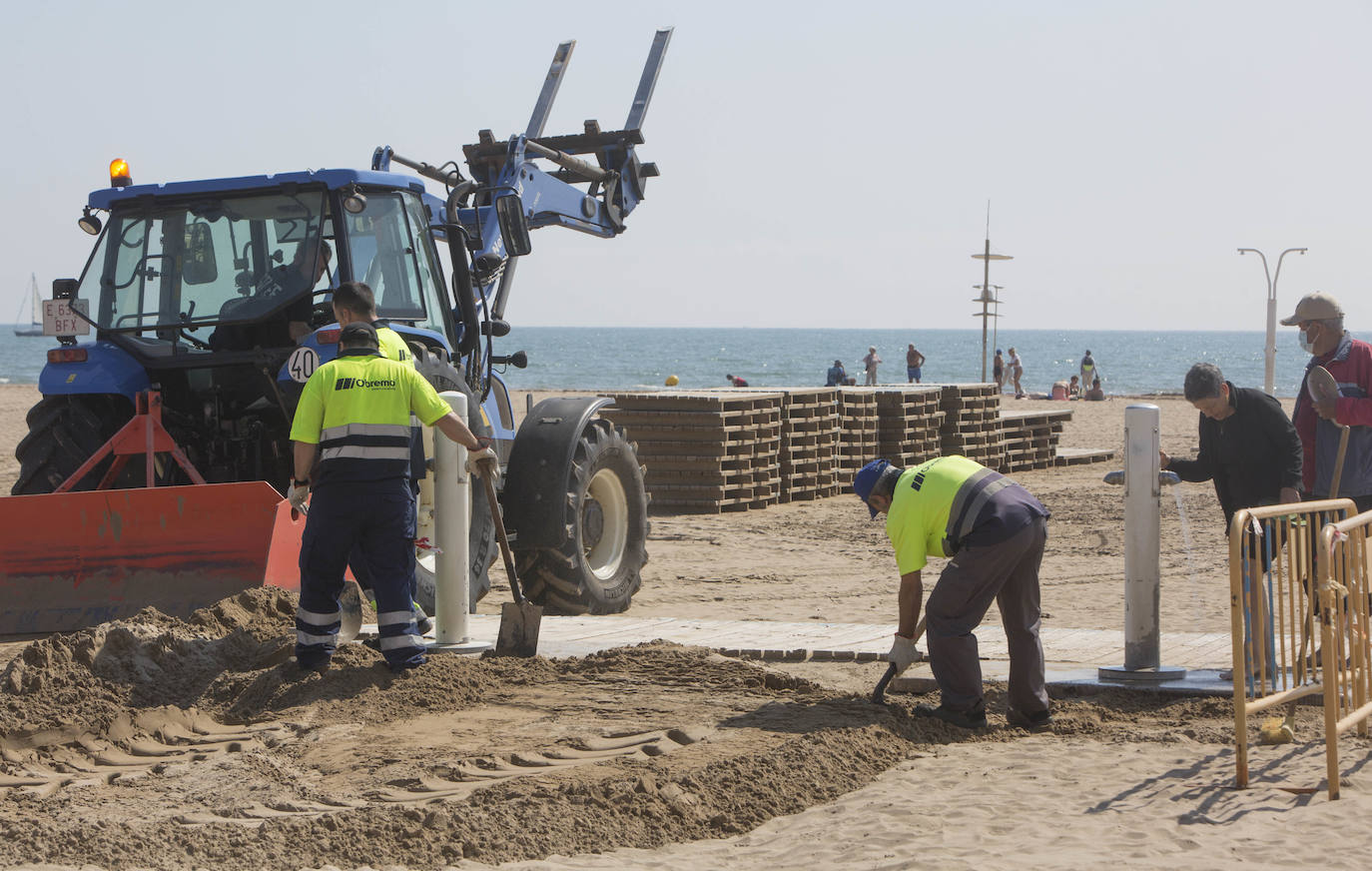 El Ayuntamiento de Valencia coloca las pasarelas de la playa sin adjudicar los servicios