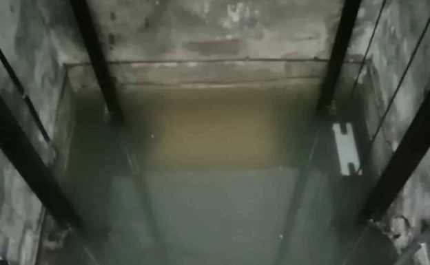 Un colector vierte aguas fecales a una finca de Moncada