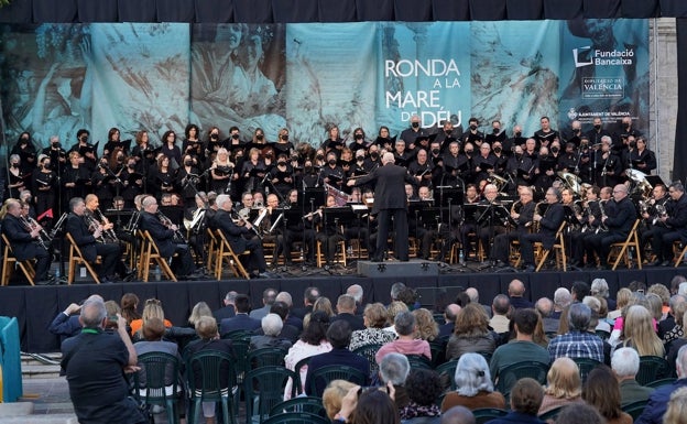 La Ronda a la Mare de Déu logra llenar la plaza de la Virgen