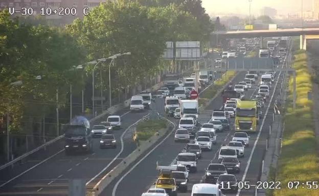 Hasta 16 kilómetros de atascos en las vías de entrada y salida a Valencia