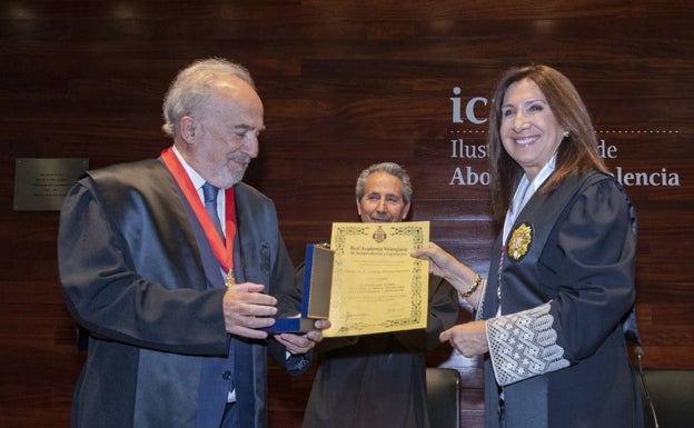 La Academia de Jurisprudencia entrega la medalla de honor a Santiago Muñoz