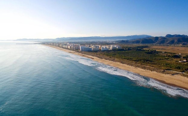 La playa virgen de Gandia logra la primera Bandera Azul de su historia